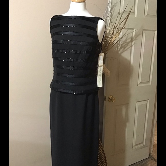 Dresses & Skirts - Elegant Black formal dress